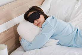 自律神経の乱れを整えるためにも温活は最適な方法です。就寝前には目元を温めましょう。