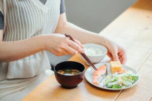 温活と冷たい飲み物、ミネラル不足を防ぐにはバランスの良い食事も大切です。